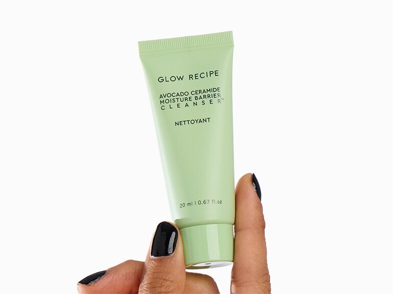 1025_GB_Choice_InHand_SLIDE23_GLOWRECIPEAvocadoCeramideMoistureBarrierCleanser_6562 Glow Recipe Avocado Ceramide Moisture Barrier Cleanser Mini 20ml | Limpiador Facial con Ceramidas
