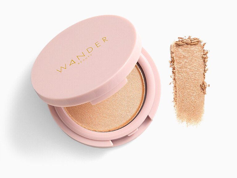 WanderBeautyWandressGlowinGoldenHour_Swatch Wander Beauty Mini Wanderess Glow Highlighter | Iluminador Mini para Rostro con Brillo Natural